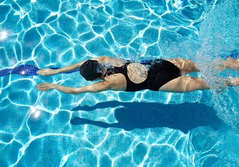 Wajib Tahu, Ternyata Ini Alasan Bahayanya Berenang Setelah Makan