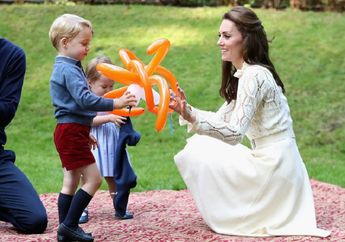 Lembut dan Keibuan, Ini 7 Potret Kate Middleton dengan 3 Buah Hatinya