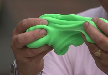 Sebuah Penelitian Ungkap Kandungan Zat Berbahaya dalam Mainan Slime