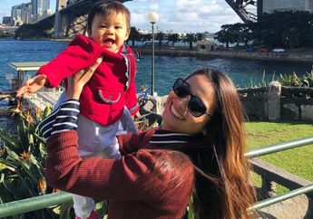 Sambil Gendong Anak, Intip Gaya Acha Septriasa yang Stunning Banget dengan Gaya Kasual, Hot Mama!