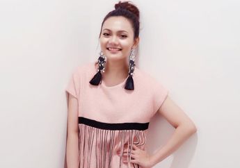 Intip yuk Gaya Kasual Rina Nose dengan Knot T-shirt, Simpel Tapi Modis!