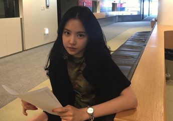 Kepoin yuk Style Kasual Feminin ala Naeun Apink dengan Denim Skirt Asimetris!