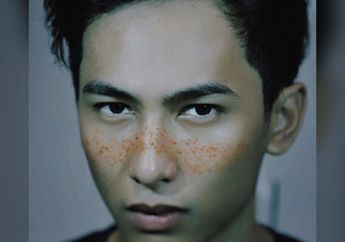 Tak Gunakan Alat Makeup, Seorang Pria Bikin Riasan Freckles di Wajahnya Pakai Bubuk Cabai