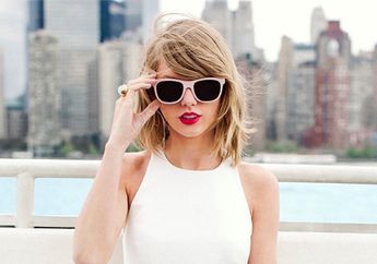 Lihat yuk Gaya Kasual Taylor Swift dengan Hoodie Berwarna Pink, Bisa Kamu Contek untuk Outfit Weekend nih