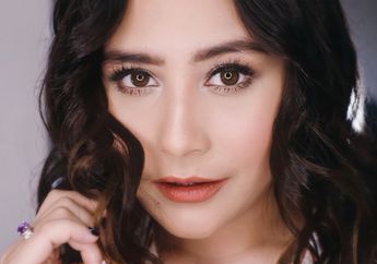 Kepoin Gaya Office Look ala Prilly Latuconsina yang Simpel Elegan Bernuansa Monokrom!