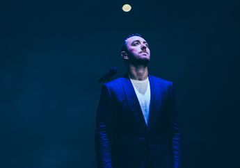 Lama Tak Muncul, Sam Smith Berani Tampil Feminim Pakai Heel Segala