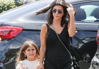 Tampilan Edgy Kourtney Kardashian dengan Busana Serba Hitam, Stunning!