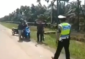 Viral, Polisi Hentikan Pengendara Motor Bonceng Tiga, Saat Diperiksa Ternyata Sedang Bawa Jenazah!