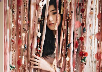 Contek yuk Tampilan Isyana Sarasvati dengan Riasan Cat Eye dan Braid Hairstyle!