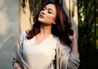 Intip yuk Gaya Marion Jola yang dengan Floral Crop Top yang Seksi dan Modis Banget!