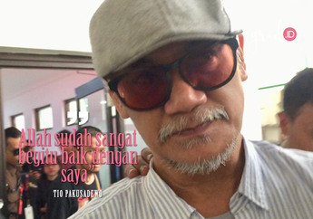 Tio Pakusadewo Terjerat Narkoba, Polisi Kenakan Pakaian APD Saat Geledah Rumah Sang Aktor