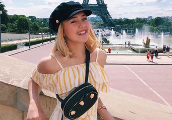 Inspirasi Tampil Feminin ala Beby Tsabina dengan Pilihan Plaid Mini Skirt Harga Terjangkau