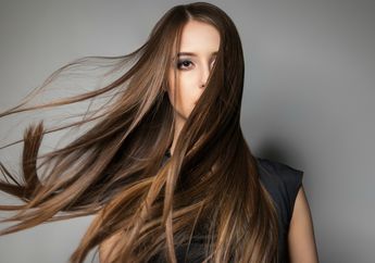 5 Tips Ini Bisa Bantu Cegah Rambut Panjang Kita Rontok Saat Tidur