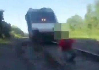 Detik-detik Seorang Polisi Selamatkan Pria yang Hampir Tertabrak Kereta