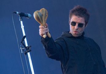 Penyanyi ini Dilempar Ikan Oleh Penonton Saat Konser, Begini Reaksinya