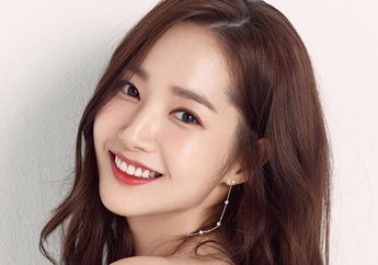 Why Secretary Kim Tamat, Begini Gaya Kasual Park Min Young Saat Hadiri Pesta Perpisahan dengan Kru!