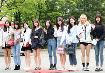 Tampil Kompak, Intip Mix and Match Gaya Kasual TWICE dengan T-shirt!