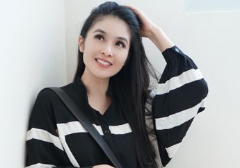 Intip yuk Kasual Outfit Sandra Dewi yang Begaya Monokrom!