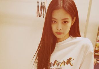Kenakan Oversized Tee Milik Grupnya Sendiri, Penampilan Kasual Jennie BLACKPINK Ini Tetap Stylish!