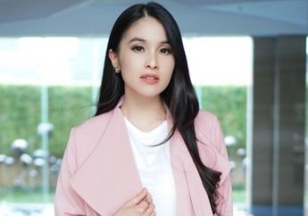 Tampil Modis dengan Mix and Match Outfit Polkadot ala Sandra Dewi, yuk Kepoin!