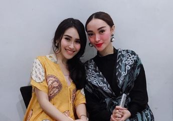 Kompak Pakai Sneakers Kembar, Kece Gaya Fashion Ayu Ting Ting atau Zaskia Gotik nih?