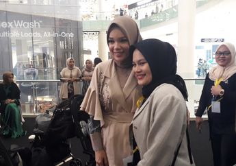 Dewi Sandra Layani Penggemar Berswa Foto, Selalu Bilang Boleh! 