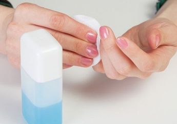 Bersihkan Kuteks dengan Cairan Remover Ala Rumahan, Cobain yuk!