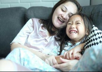 Tampil Percaya Diri di Atas Panggung, Mona Ratuliu Bangga kepada Putri Bungsunya