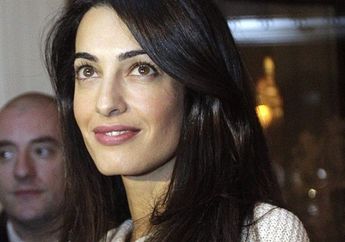 Kenakan Outfit Vintage, Amal Clooney Tampak Sangat Memikat!