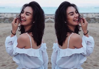 Yuk Intip Penampilan Playful Irish Bella dengan Colurful Pleated Skirt!