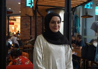 Desainer Asal Austria, Imen Bousnina Bawa Koleksi Nuansa Kasual Feminin di Panggung Jakarta Modest Fashion Week