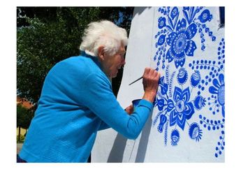 Lukisan Indah Seorang Nenek di Bangunan Republik Ceko Jadi Saksi Rasa Bahagia di Usia Senja