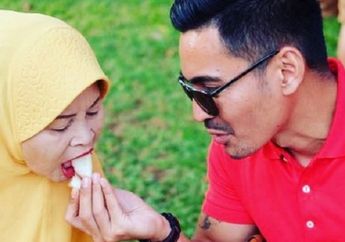 Ibu Sakit Parah, Robby Purba Perlihatkan Tangan Ibunya Diperban