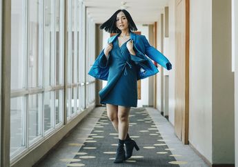 Pakai Hot Pants Saat Manggung, Penampilan Seksi Rinni Wulandari Menarik Perhatian