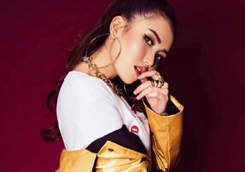 Tampil Kece Bergaya Rock N Roll,&nbsp;Ayu Ting Ting Pakai Sepatu Boots Berharga Fantastis!