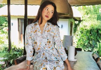 Walau Tanpa Bikini, Penampilan Seksi Hot Mom Nana Mirdad Saat di Pantai Tetap Jadi Sorotan!