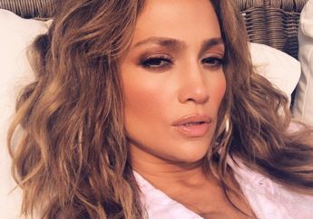 Mirip Celana, Lihat Boots yang Dikenakan Jennifer Lopez yuk!
