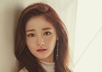 Penampilan Kasual Kyulkyung PRISTIN dengan Denim Skirt yang Bisa Kamu Contek, Kepoin yuk!