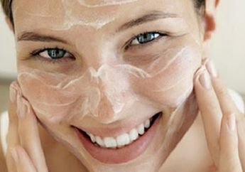 Cara Membersihkan Wajah yang Benar Untuk Kulit Berjerawat, Jangan Sampai Salah!