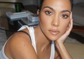 Inspirasi Tampil Modis ala Kourtney Kardashian untuk Kamu yang Memiliki Tubuh Mungil!