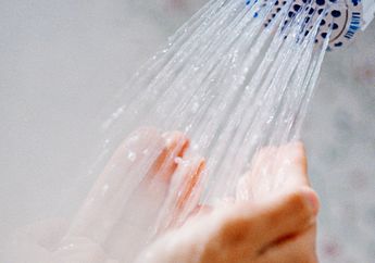 Mana yang Lebih Baik, Mandi dengan Air Dingin atau Panas? Kepoin yuk!