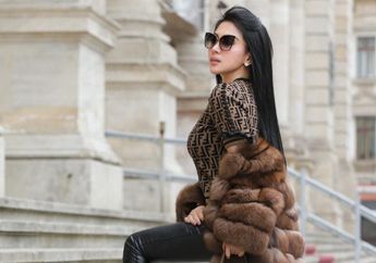 Pakai Sepatu Mewah yang Sama dengan Penyanyi Luar Negeri, Begini Gaya Kece Syahrini!