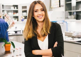 Terlihat Manis dan Feminin dengan Shirt Dress, Tampilan Jessica Alba Berhasil Curi Perhatian!