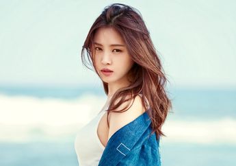 Outfit Serba Putih Naeun Saat Manggung Curi Perhatian Penonton Korea Music Festival 2018, Cek deh!