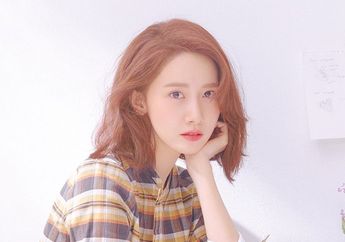 Pergi ke Hongkong, Begini Airport Fashion Kasual Feminin Yoona dengan Floral Dress Puluhan Juta Rupiah!