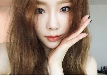 Kangen Manggung dengan SNSD, Taeyeon Unggah Foto Cute Dirinya dengan Eyeliner Biru!