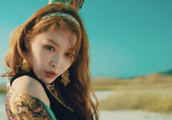 Tampil di Korea Music Festival 2018, Rok Slit Denim Kim Chungha Sukses Mencuri Perhatian!