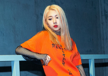 Jeon Jiwoo KARD Tampil Stunning dengan Sandal Gladiator, Unik dan Stylish Abis!