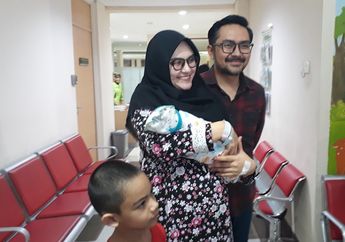 Beruntung Banget! Zee Zee Shahab Punya Suami yang Suka Merawat Anak
