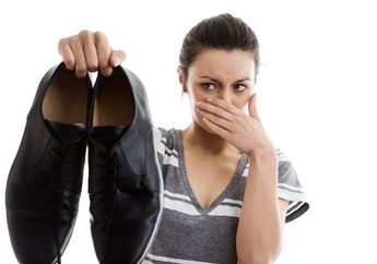 Nggak Perlu Cemas, Coba yuk 6 Tips Berikut Untuk Menghilangkan Bau Sepatu